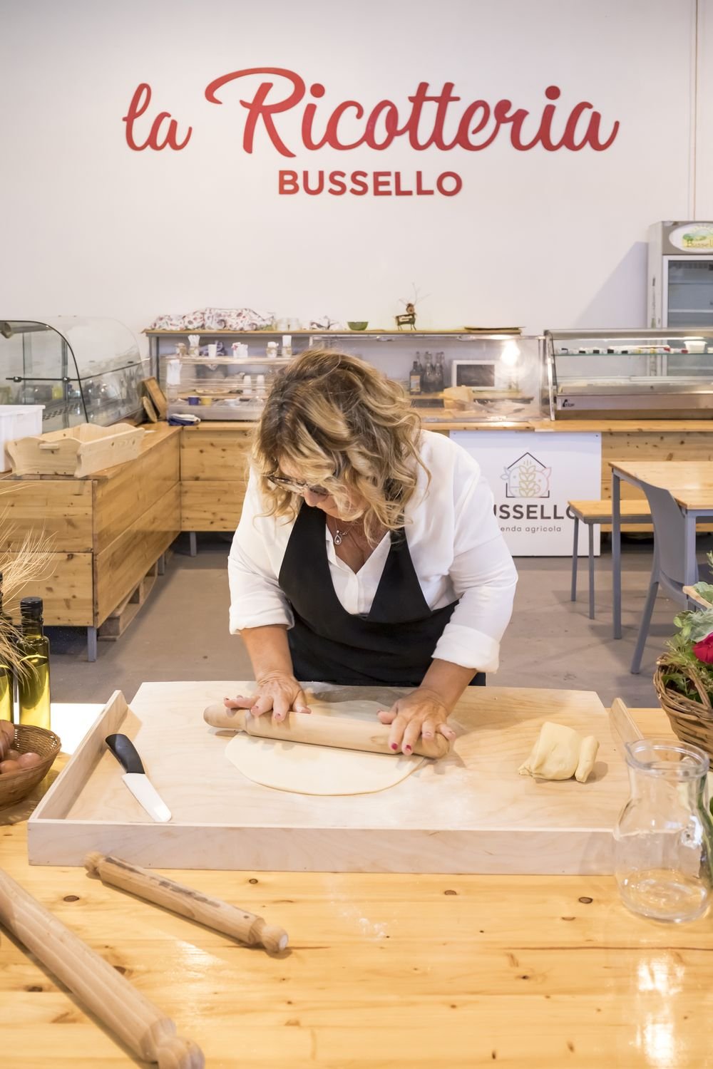 Pina stende la sfoglia con il matterello