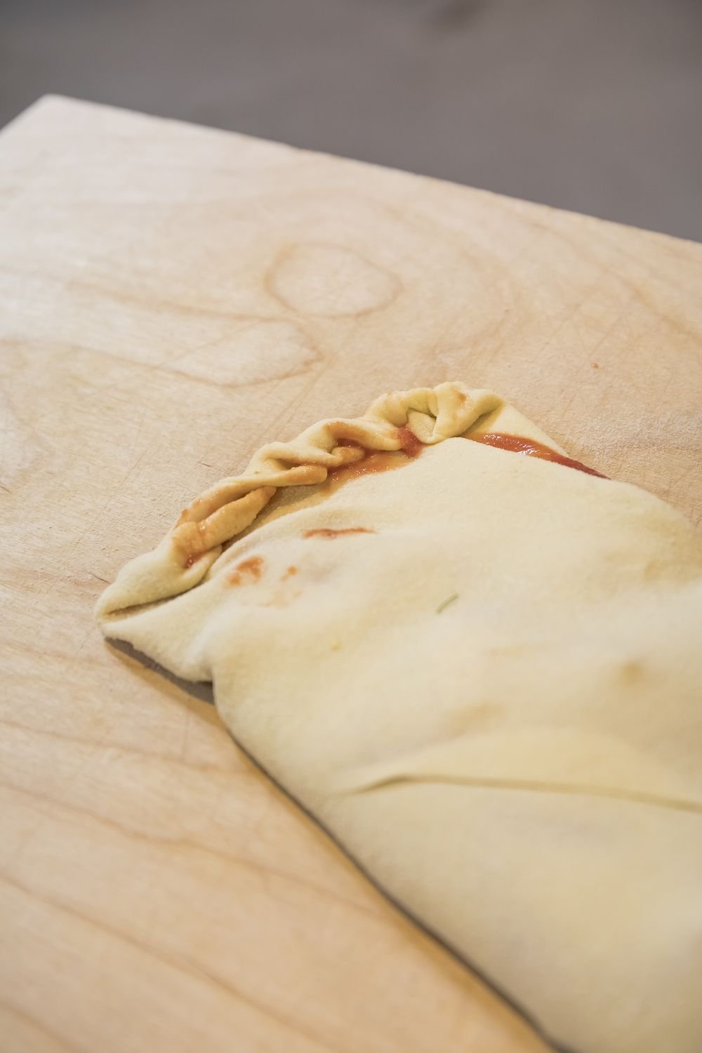 La scaccia ripiegata e chiusa, pronta per il forno