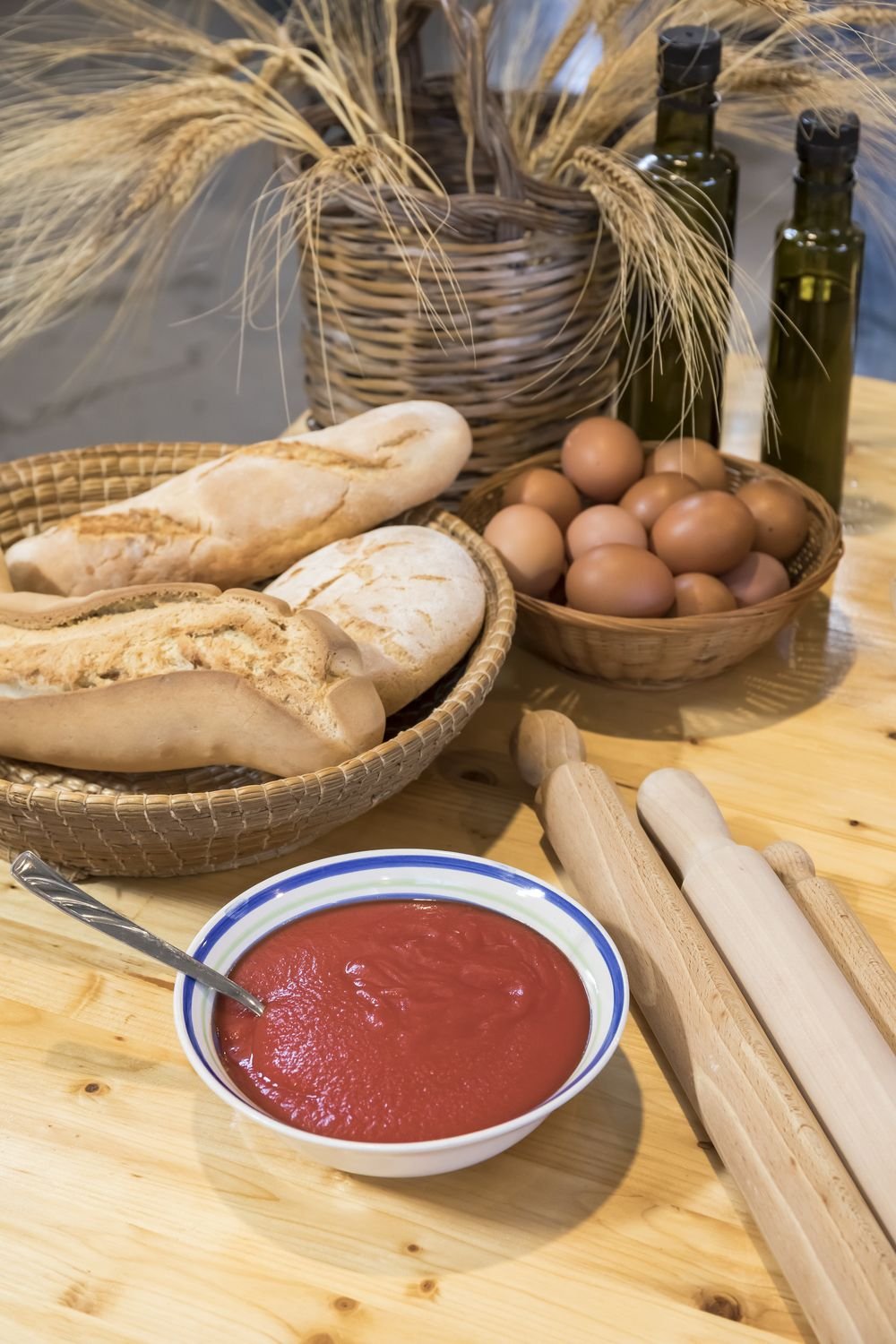 Pane di semola appena sfornato nel cesto