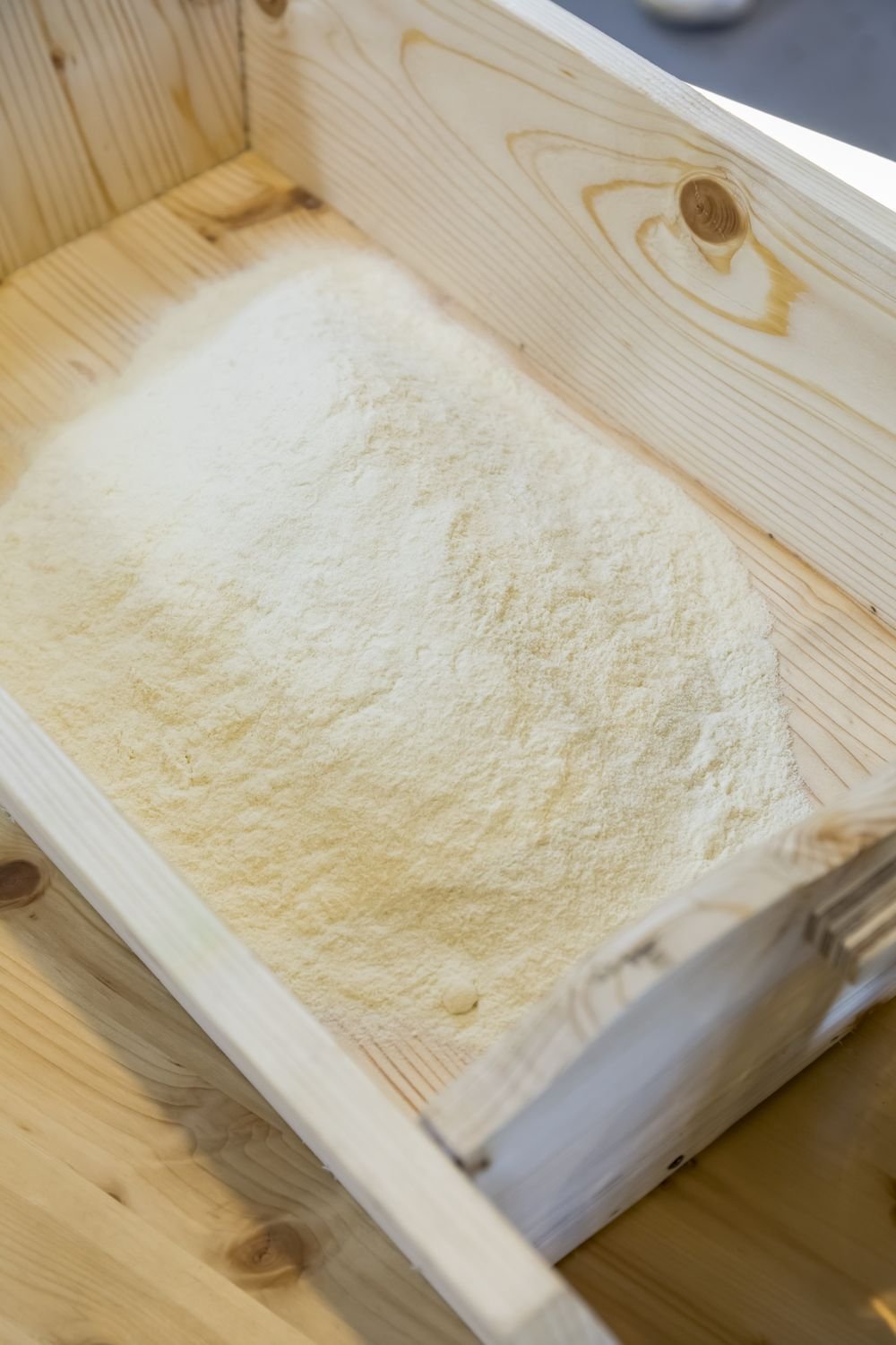 Ricotta fresca appena colata nello stampo