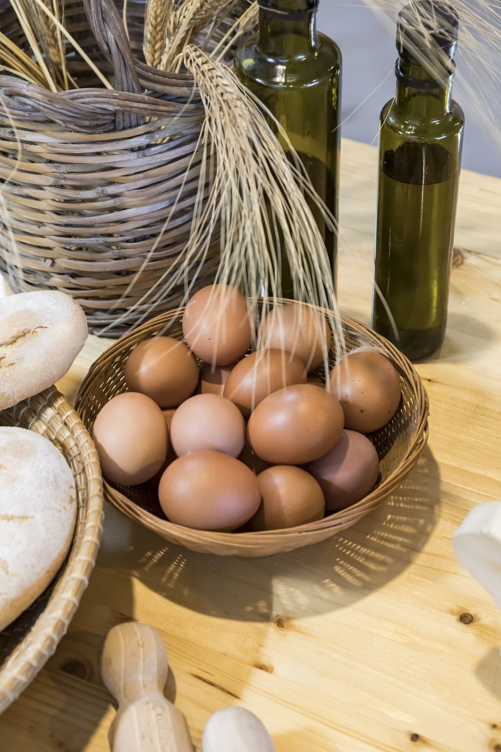 Cesto di uova fresche e bottiglie di olio extravergine