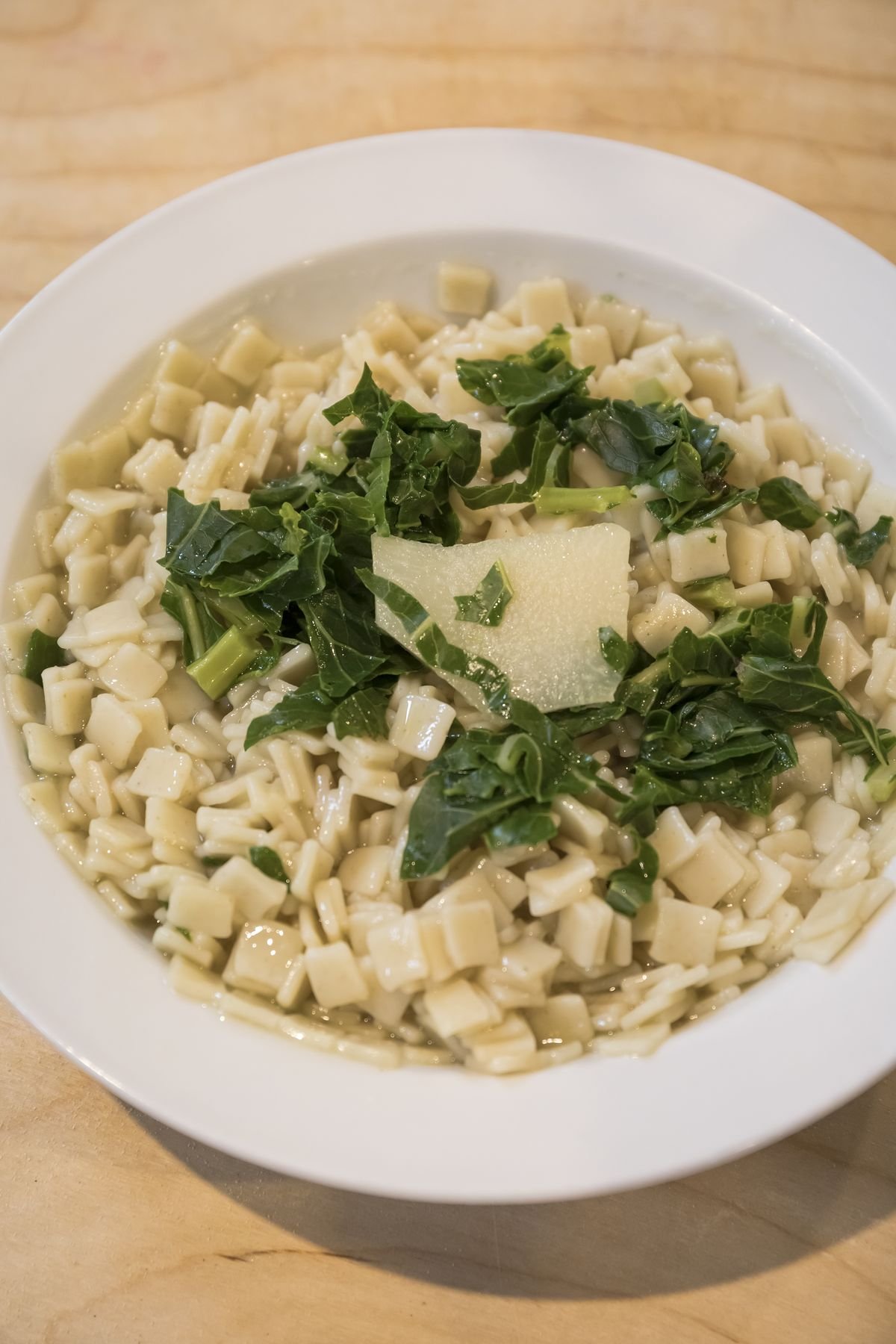 Cavati fatti a mano con verdure di campo e formaggio
