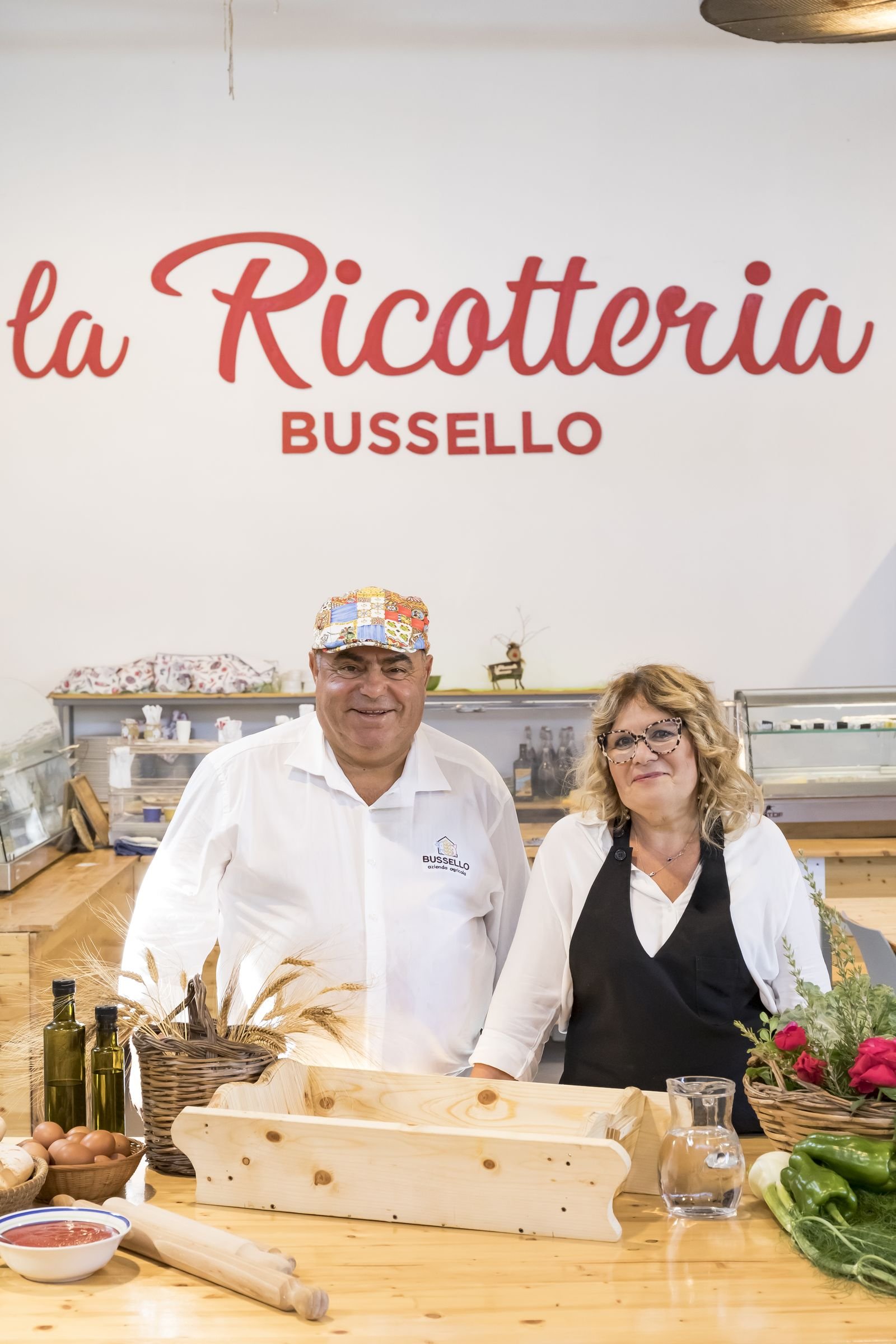 Marcello e Pina dietro il bancone de La Ricotteria