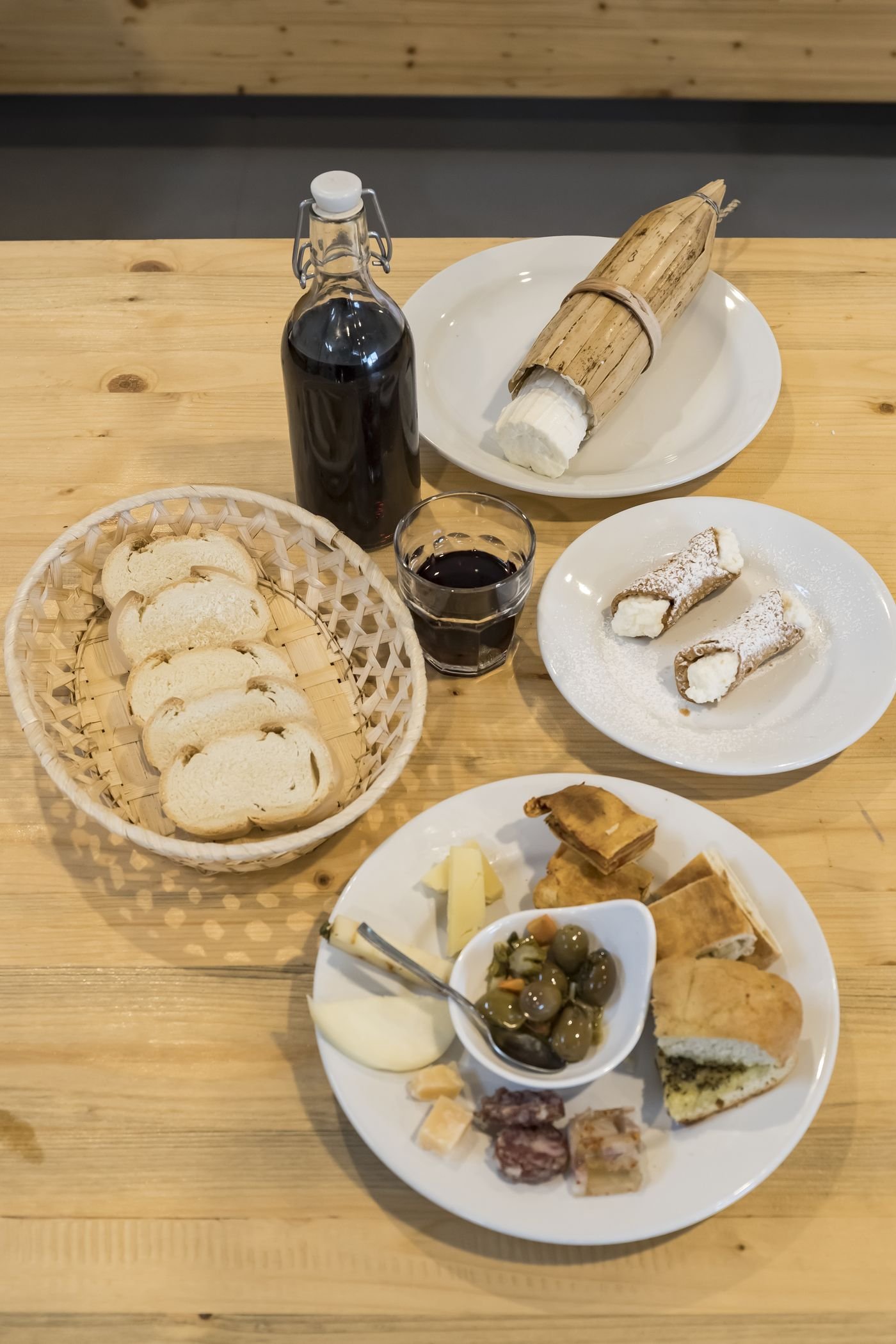 Cestini di pane e taglieri sulla tavola apparecchiata